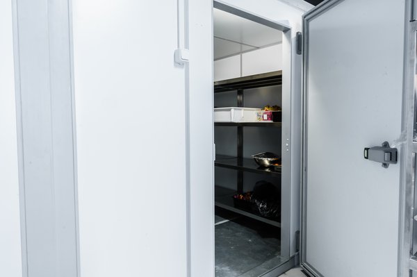 Optimize your cold room storage with custom shelving solutions